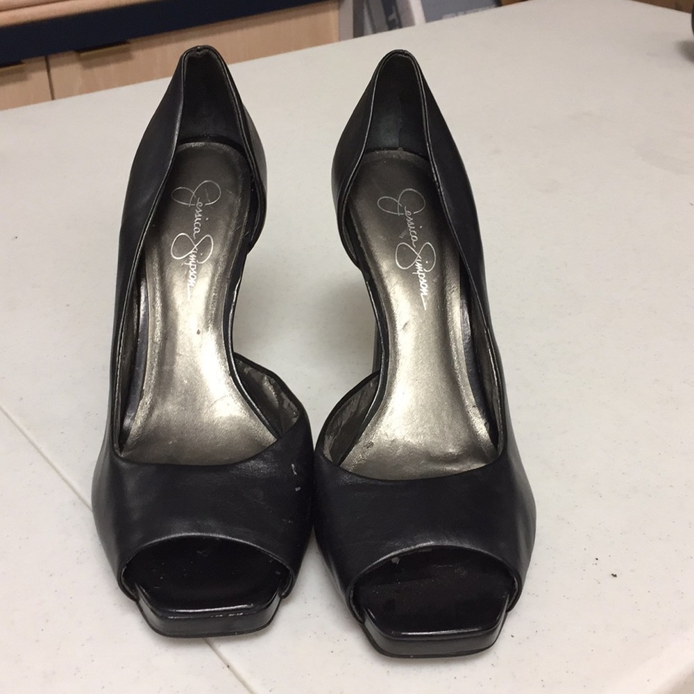 Black leather pump 4 inches high